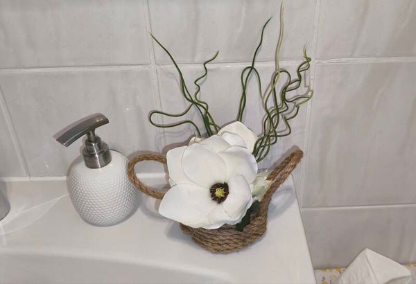 Dekorationsartikel / Wohndeko / Baddeko / Magnolienblüte im Korb