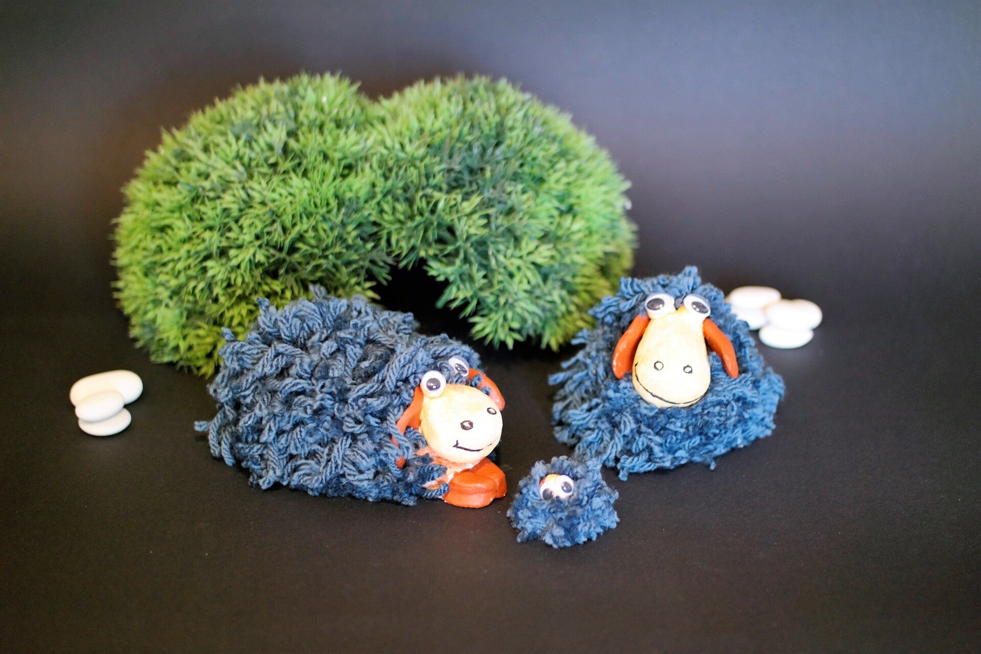 Dekofiguren "Schaf-Familie" aus Keramiton Modellierton Wolle Handgemacht