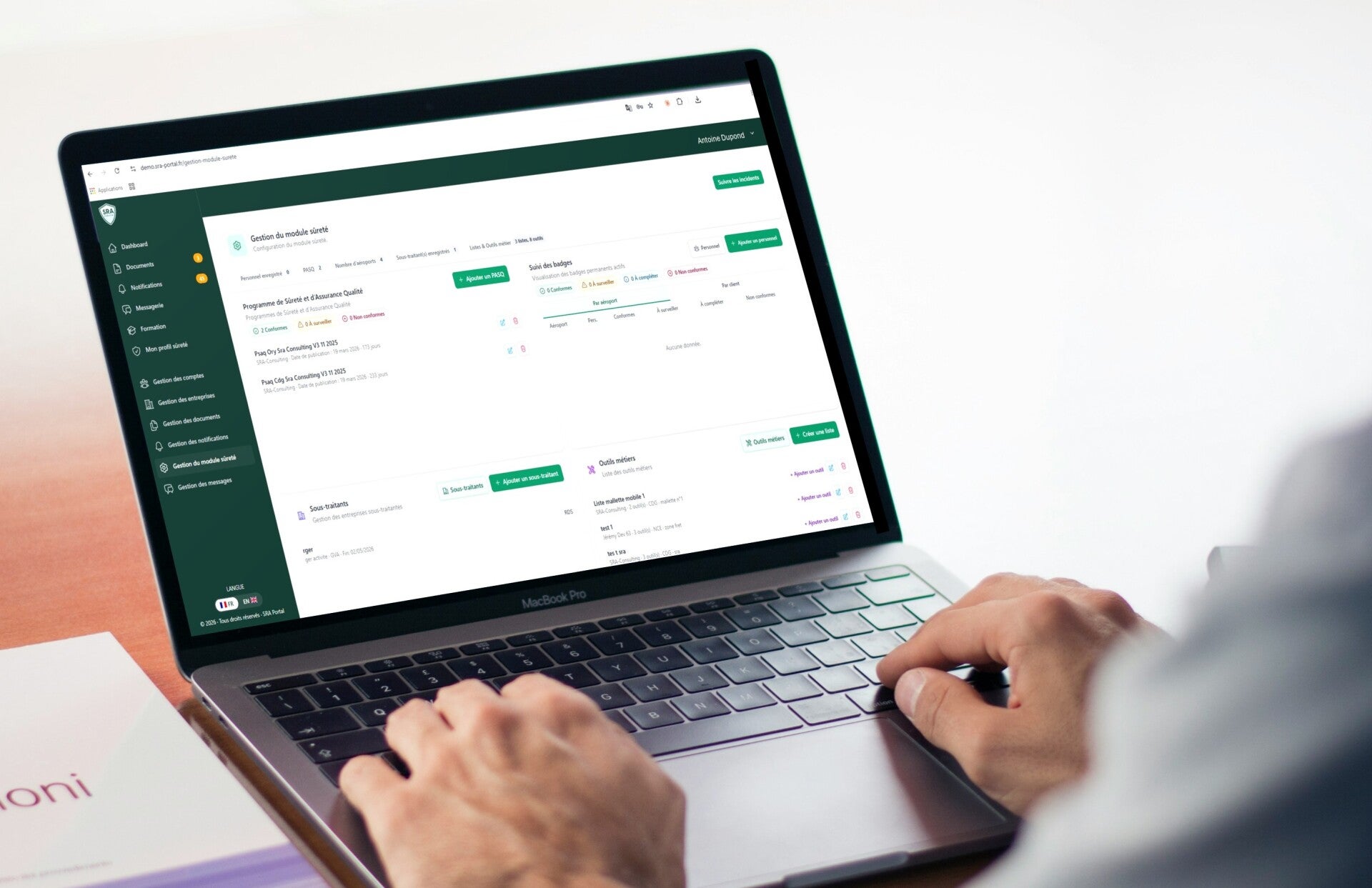 Le module sûreté du Portail SRA affiché sur un ordinateur portable : programmes de sûreté, suivi des badges, sous-traitants et outils métiers