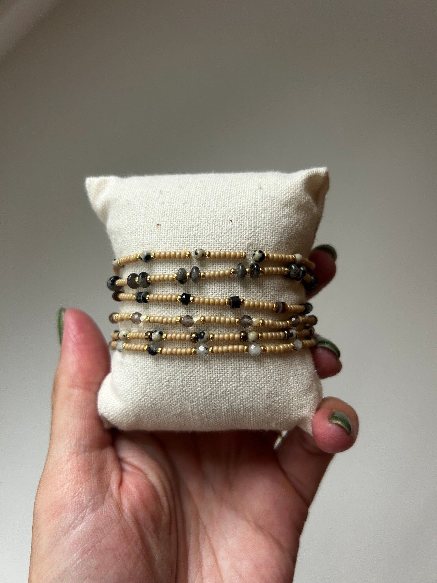 Armbandjes handgemaakt - beige01