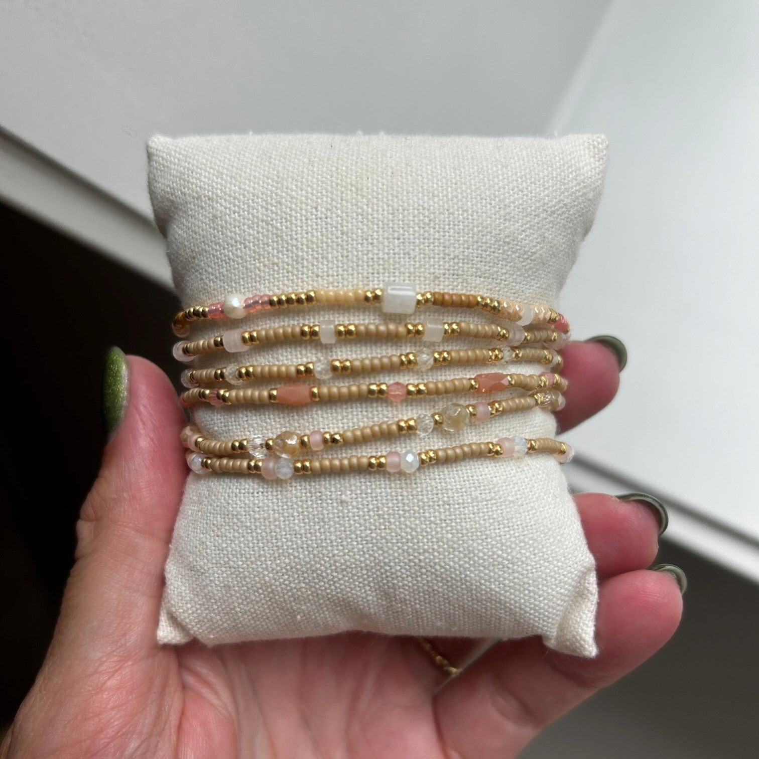 Armbandjes handgemaakt - beige04