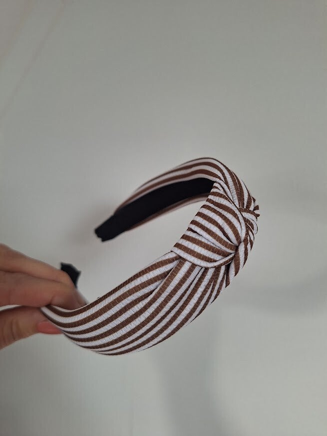 Knoophaarband bruin/wit gestreept