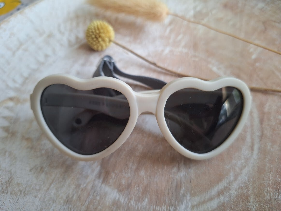 Baby/dreumes zonnebril hartje - offwhite