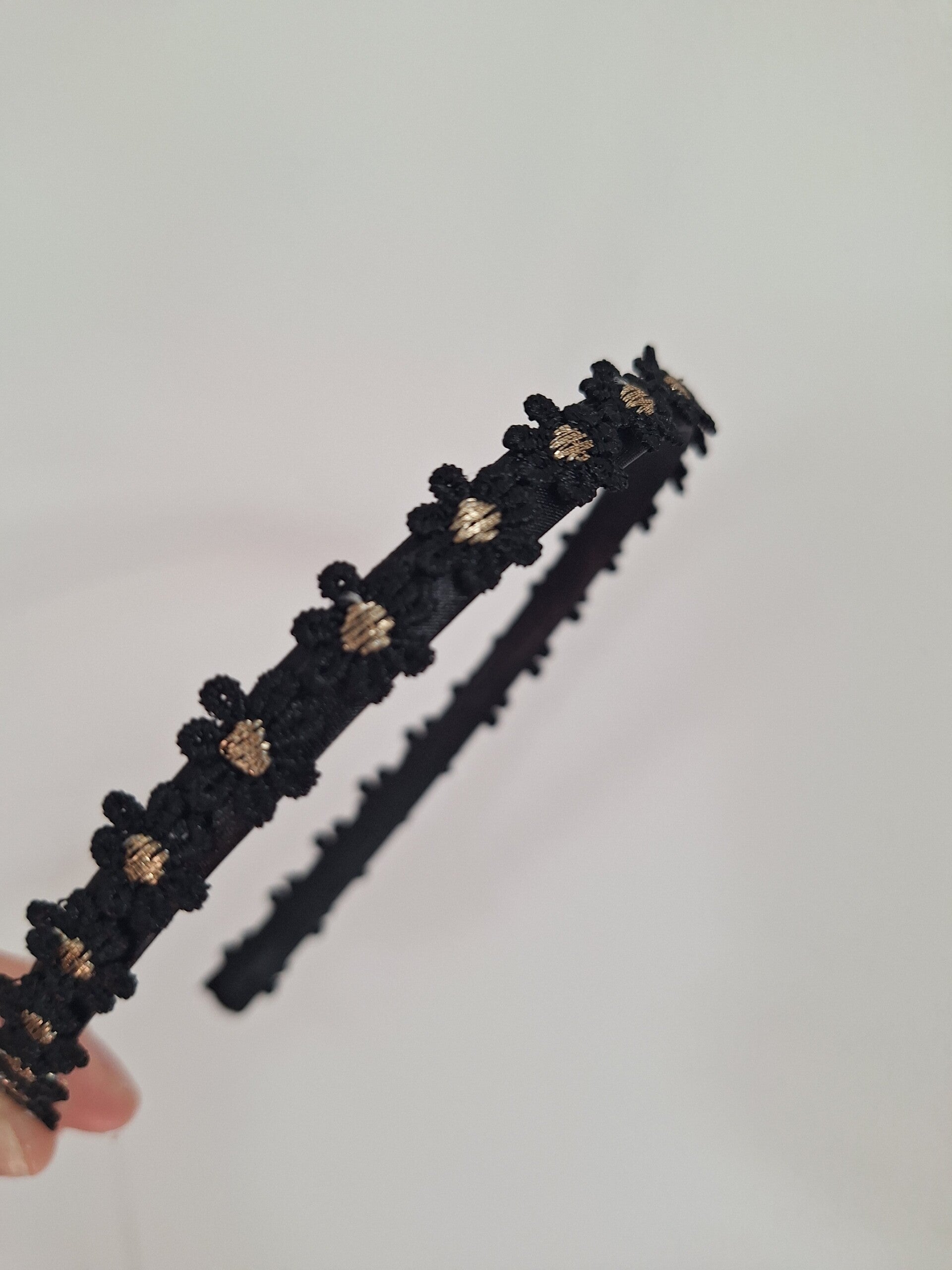 Diadeem zwart/goud bloemetjes