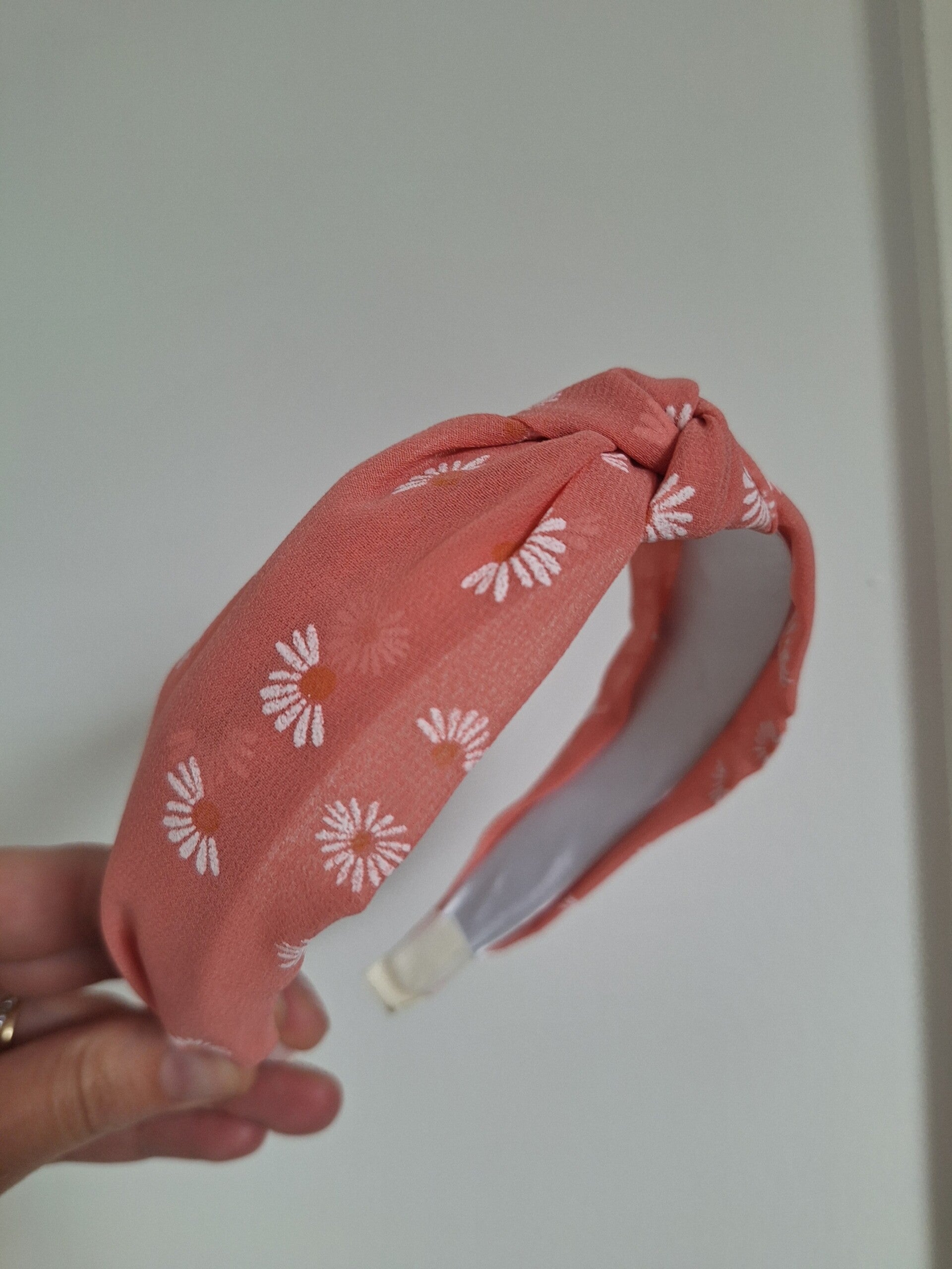 Knoophaarband daisy peach