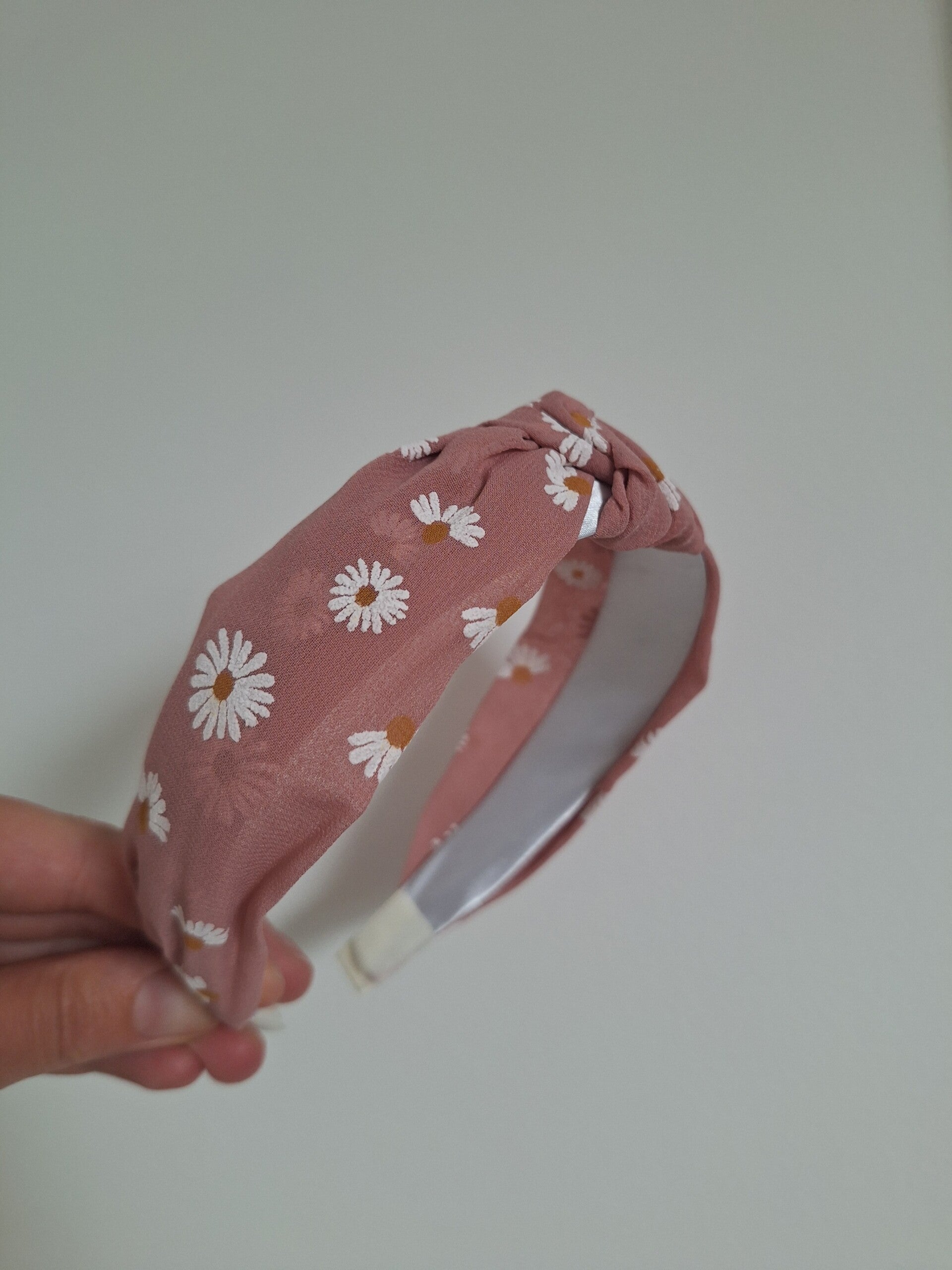 Knoophaarband daisy oudroze