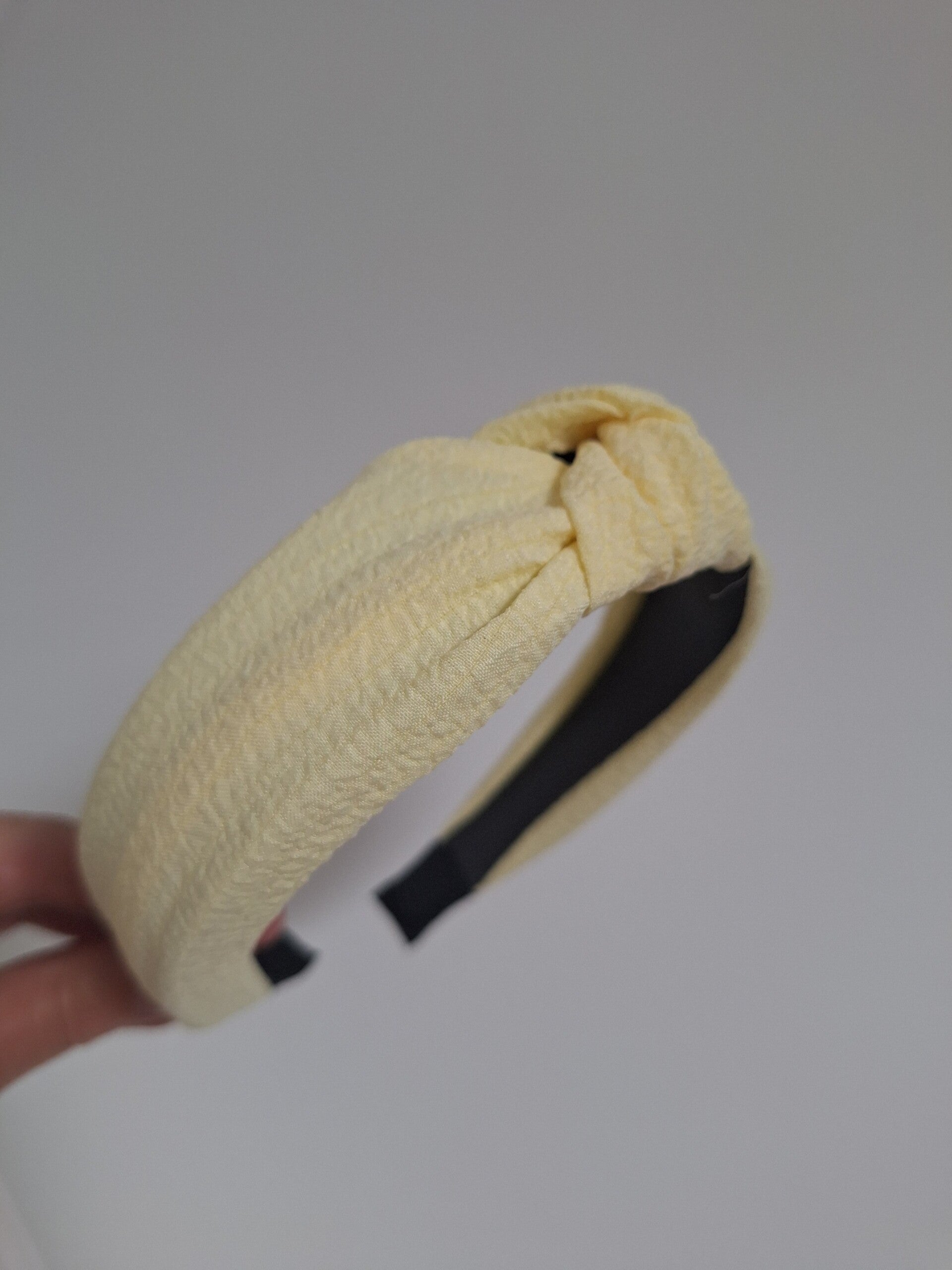 Knoophaarband botergeel