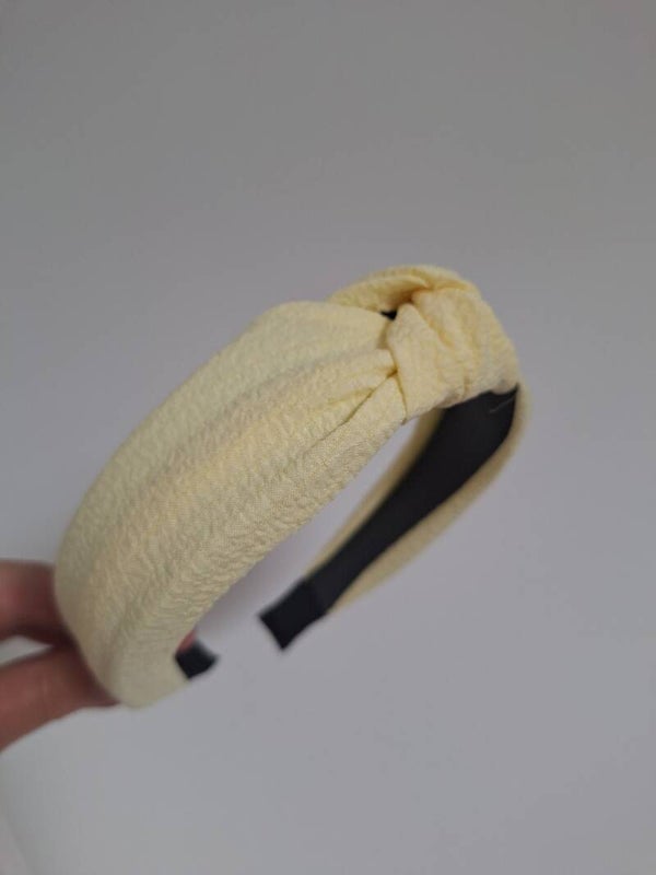 Knoophaarband botergeel