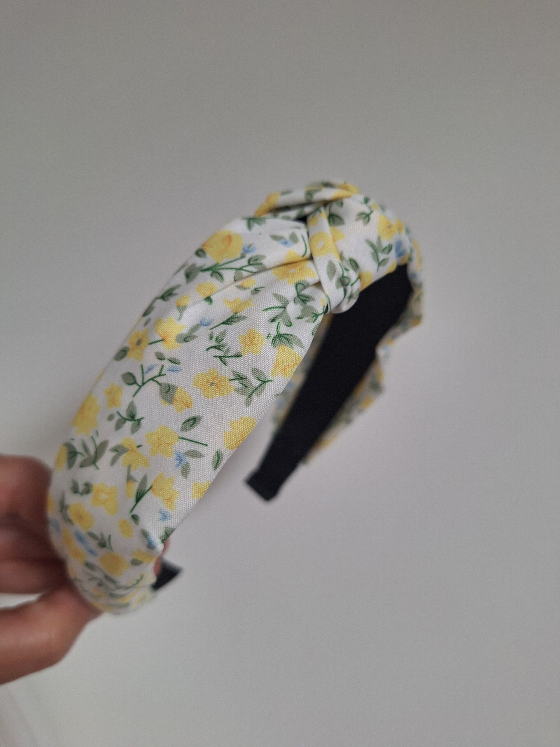 Knoophaarband bloemetjes geel