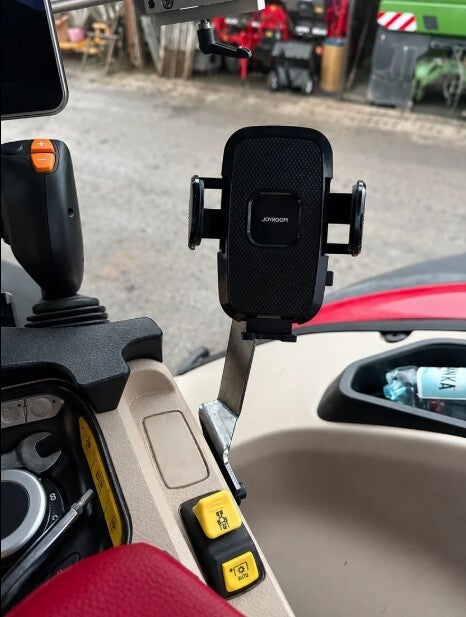 CASE IH with AMS Connect Armrest –  Phone Holder mounted