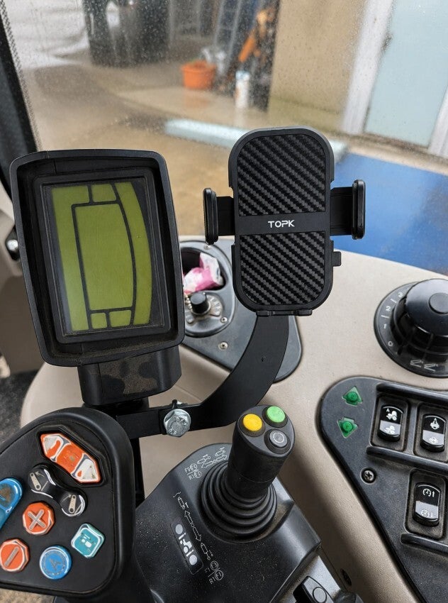 CASE IH with Gear Display Monitor – Phone Holder