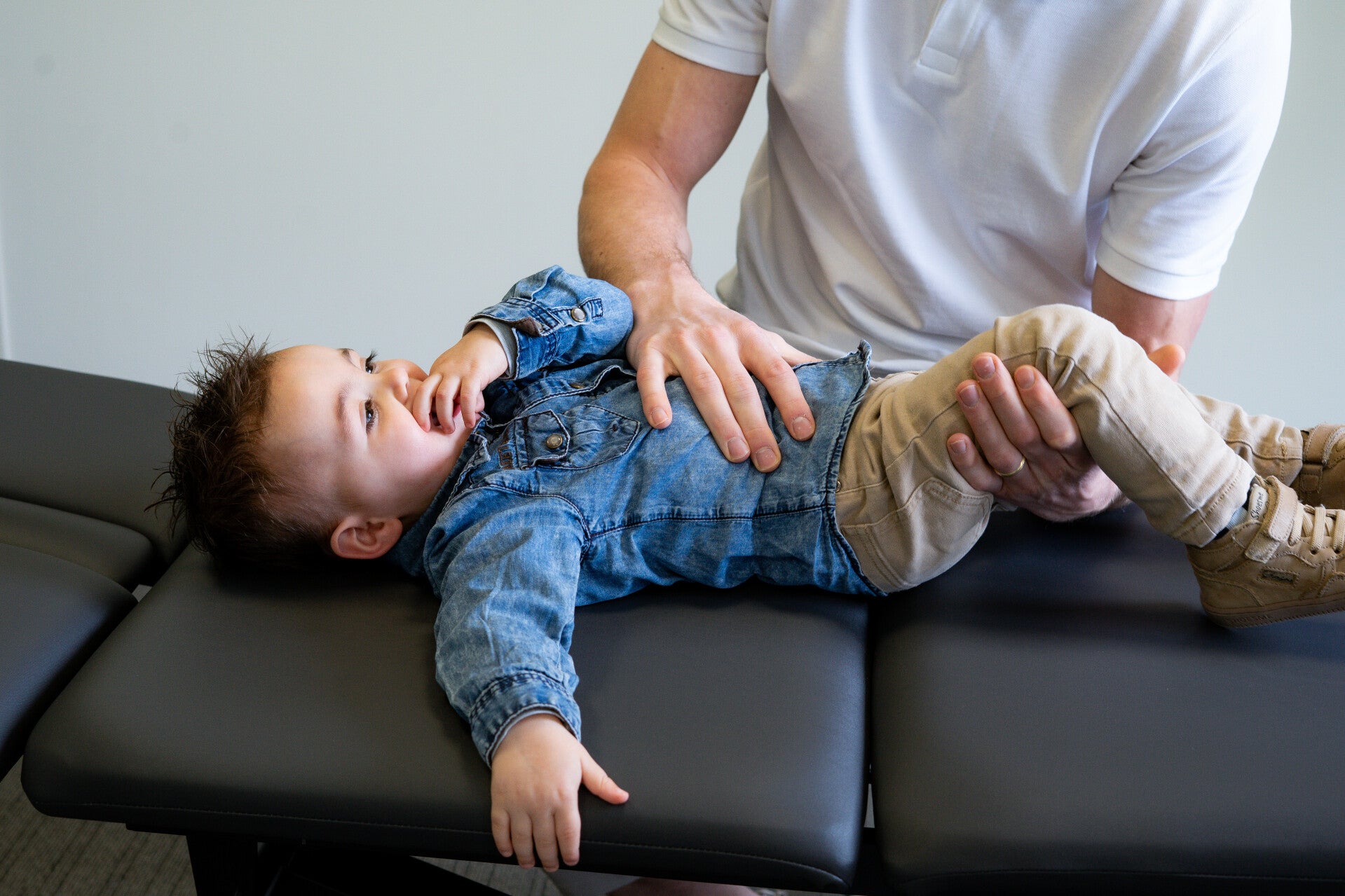 Kinderosteopaat in Panningen behandelt been van kind met groeipijn.