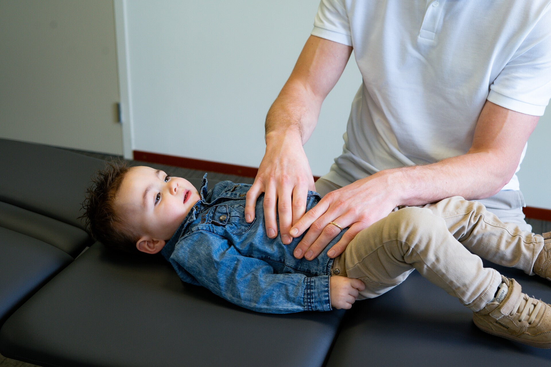 Kinderosteopaat behandelt buikklachten bij een kind in Panningen