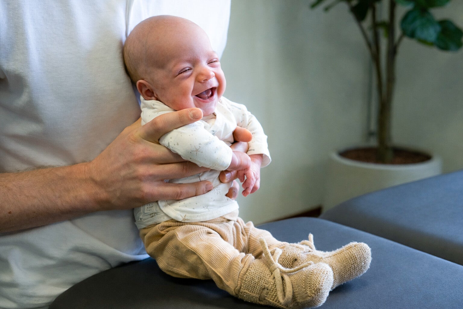 Blije baby met refluxklachten tijdens behandeling bij osteopaat in Panningen