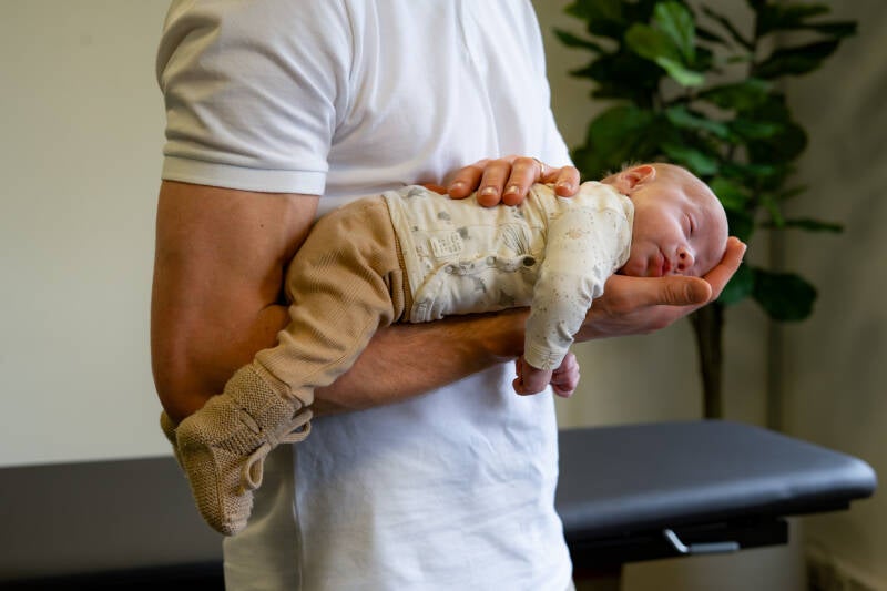 Blije baby met refluxklachten tijdens behandeling bij osteopaat in Panningen