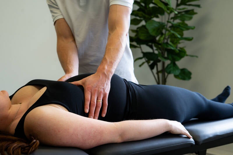 osteopaat bij zwangere dame met rugpijn, bekkenklachten en maagzuur bij Smits Osteopathie in Panningen