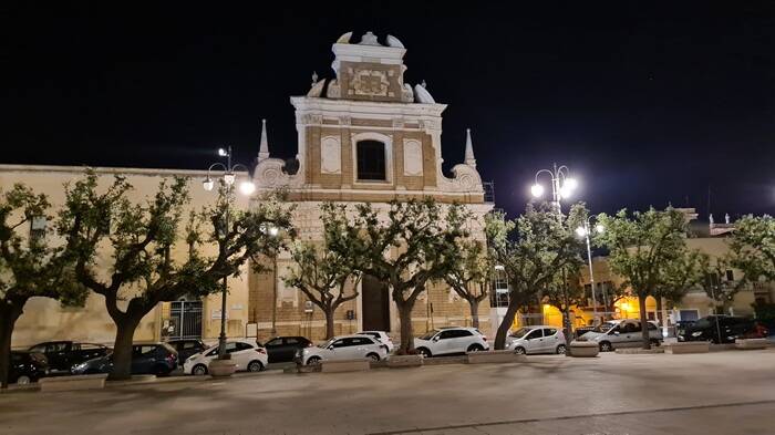 Photo Santa Tersa church in Brindisi at night 