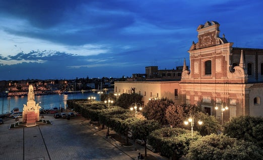 Photo of Santa Teresa square by night