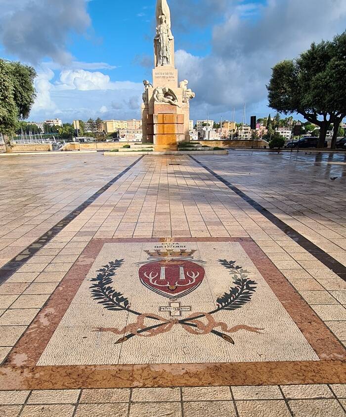 Photo of the Santa Teresa square and the war memorial