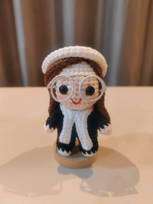 TND0212 Lawyer doll