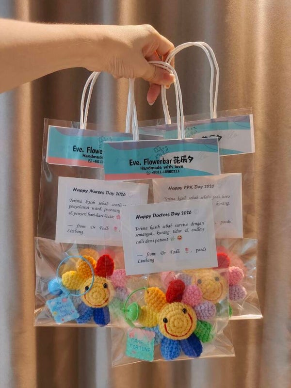 KFL0021 Big rainbow sunflower keychain with tags