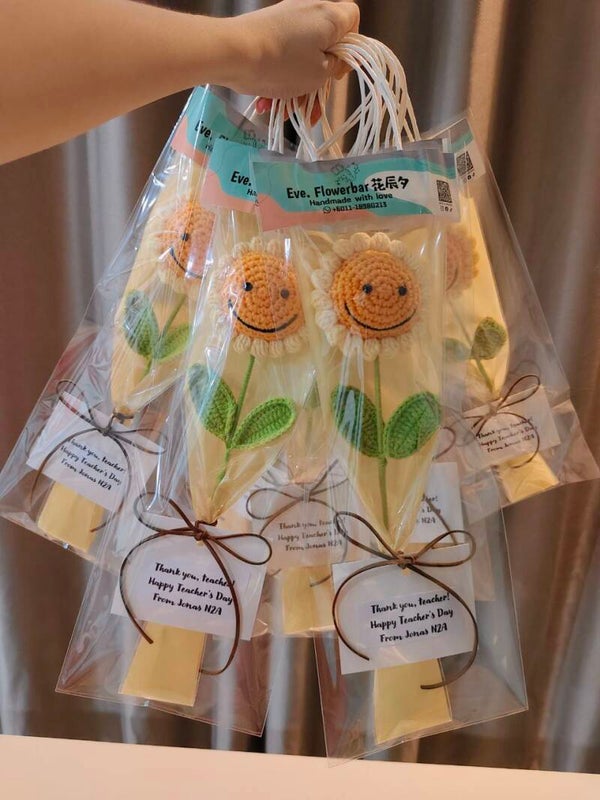 BBS0072 Round smiley sunflower single stalk bouquet