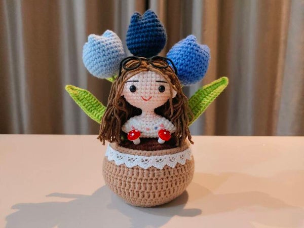 PCL0083 Girl blue tulip pot