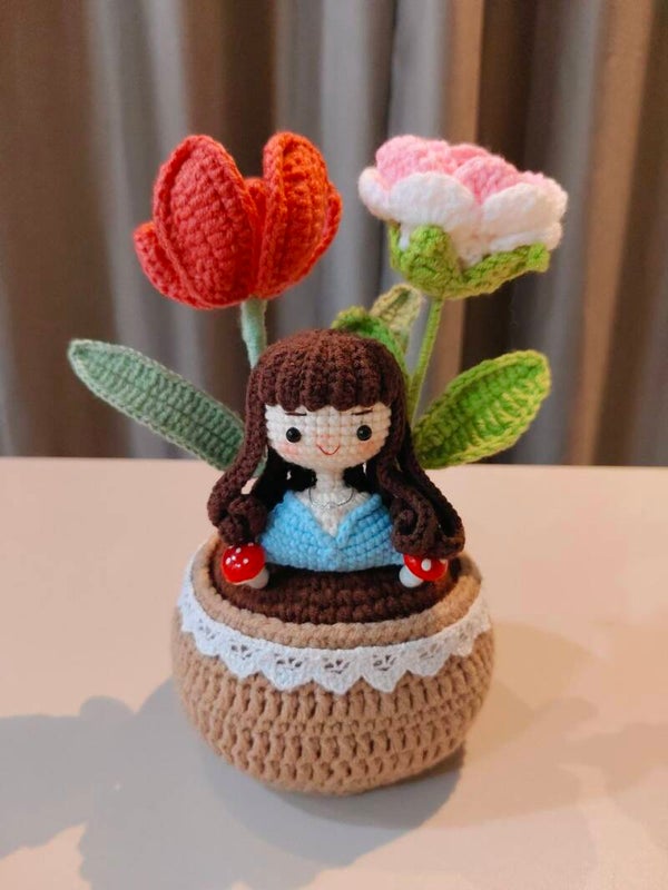 PCL0085 Girl tulip rose pot