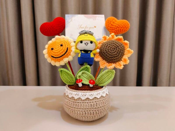 PCL0054 Bear in minion wear love sunflower pot