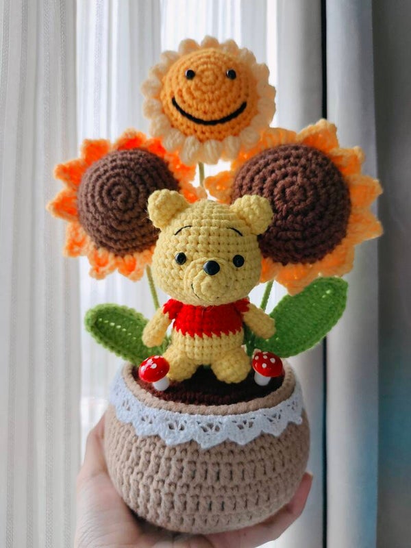 PCL0031 Pooh sunflower pot