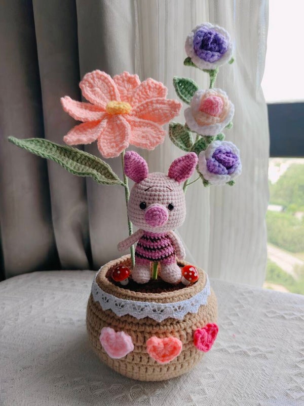 PCL0043 Piglet rose daisy pot