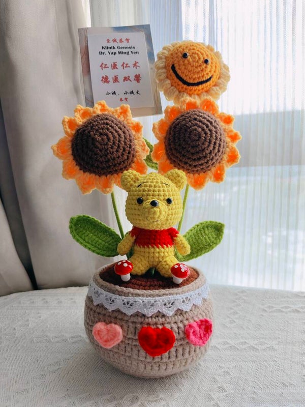 PCL0044 Pooh smiley sunflower pot