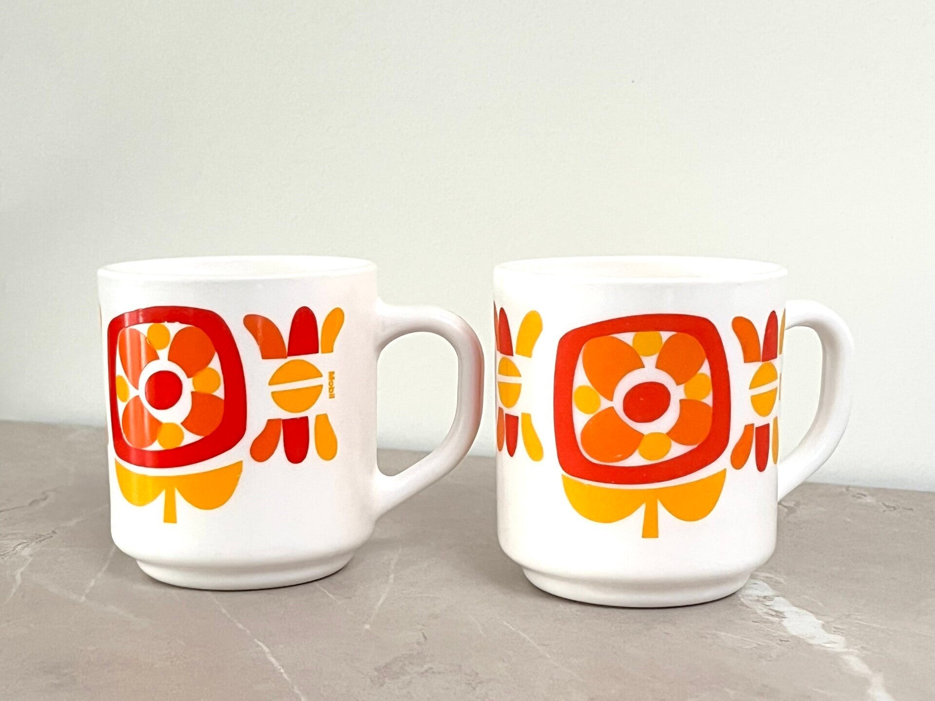 2 mugs tasses Arcopal Mobil oranges