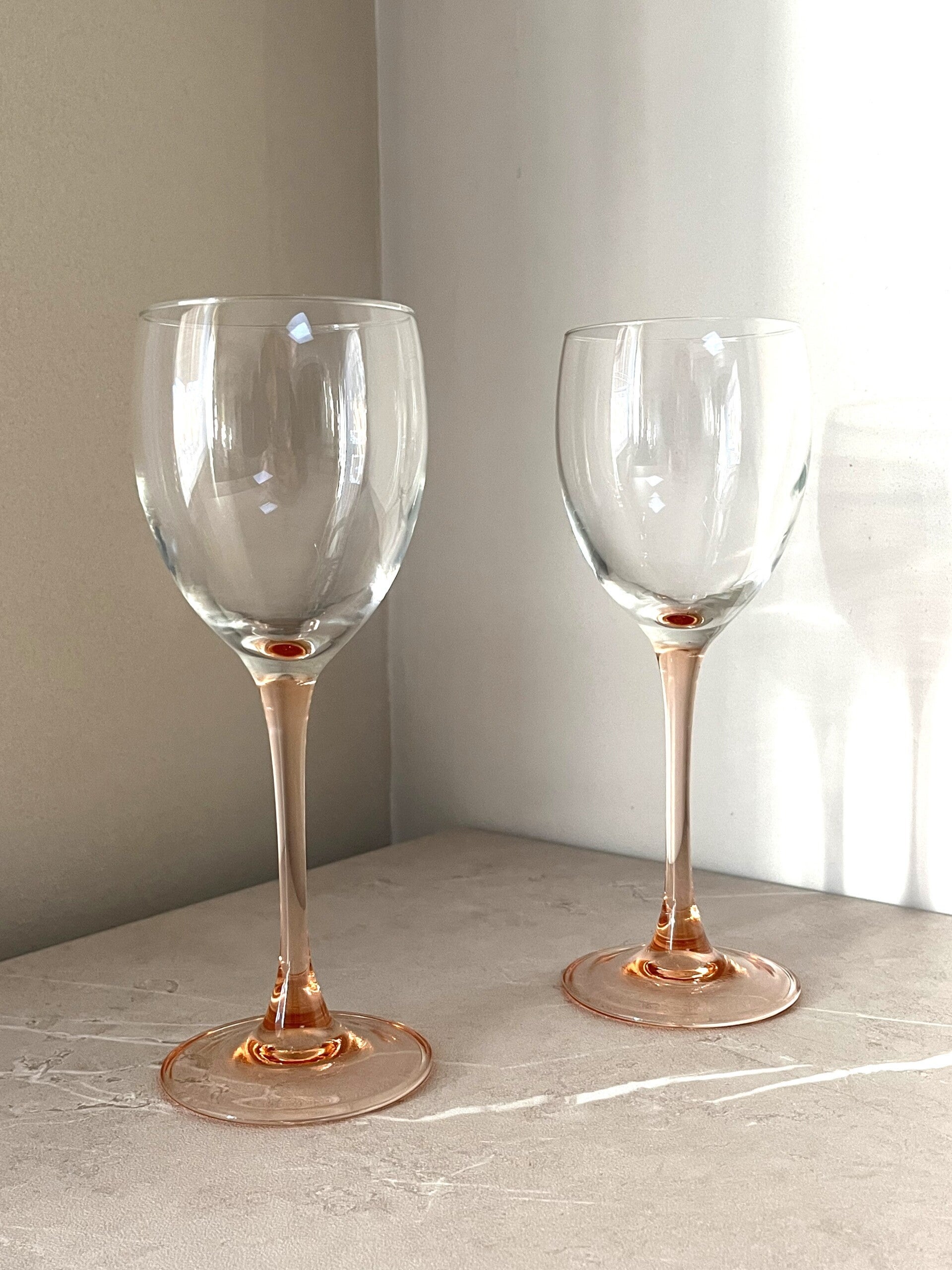 2 verres à vin tige rose