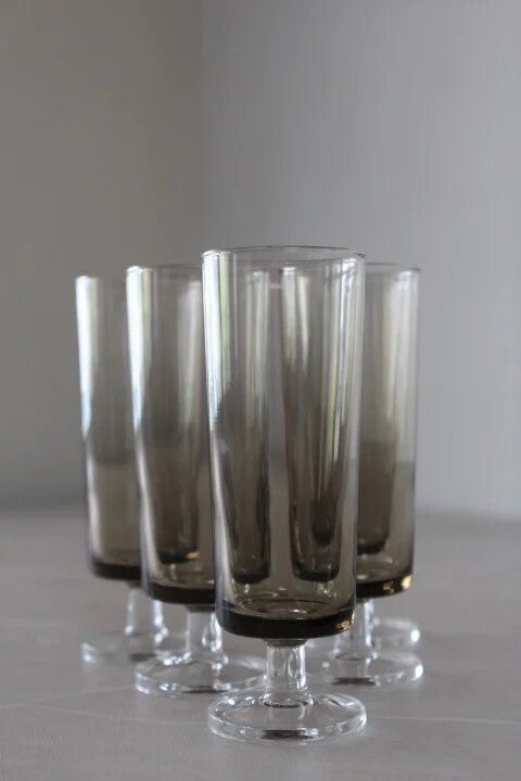 5 flûtes à champagne en verre fumé