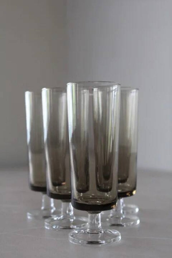 5 flûtes à champagne en verre fumé