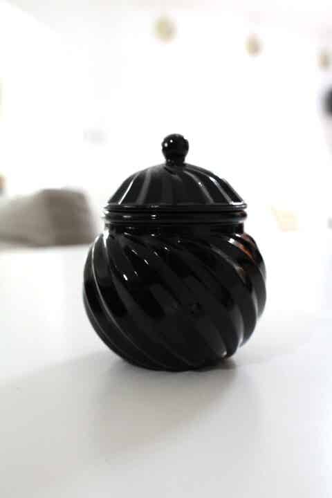 Joli sucrier en verre noir torsadé