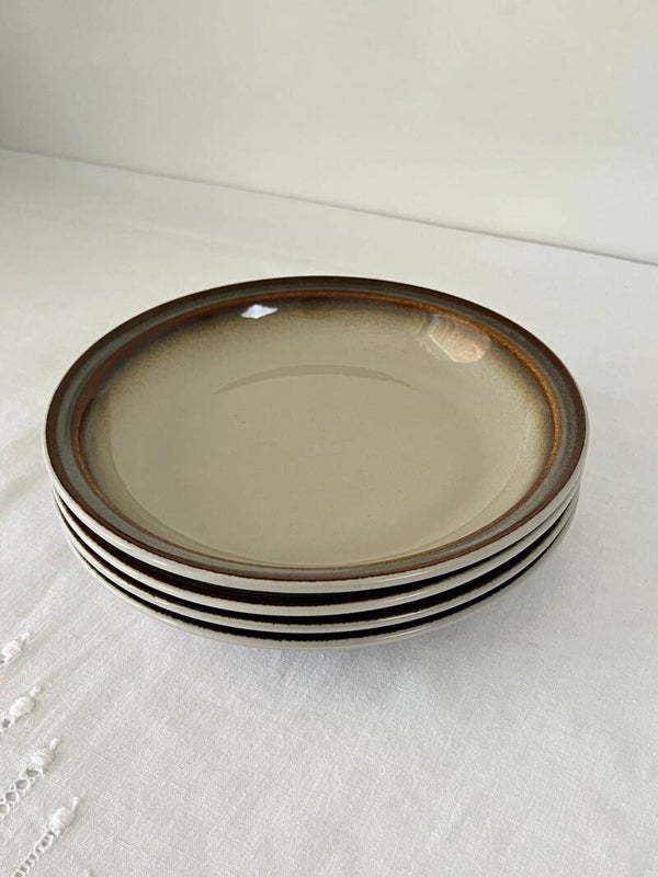 4 petites assiettes en grès vernissé