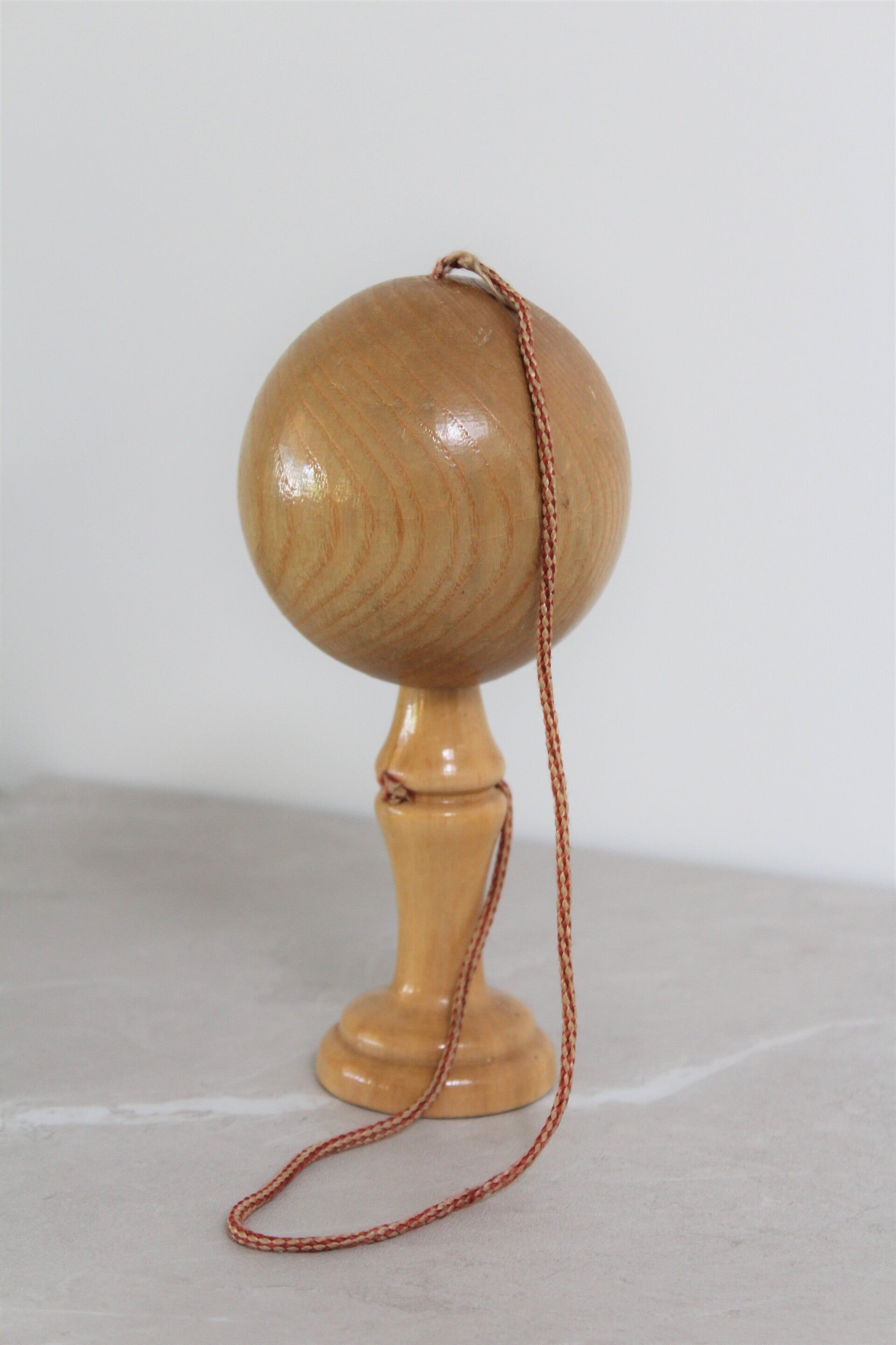 Bilboquet en bois clair