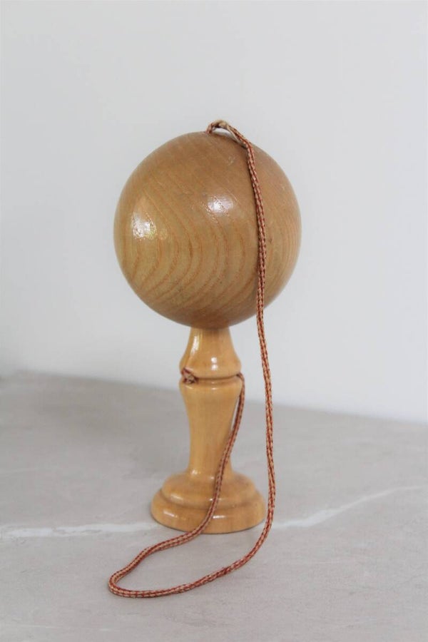 Bilboquet en bois clair