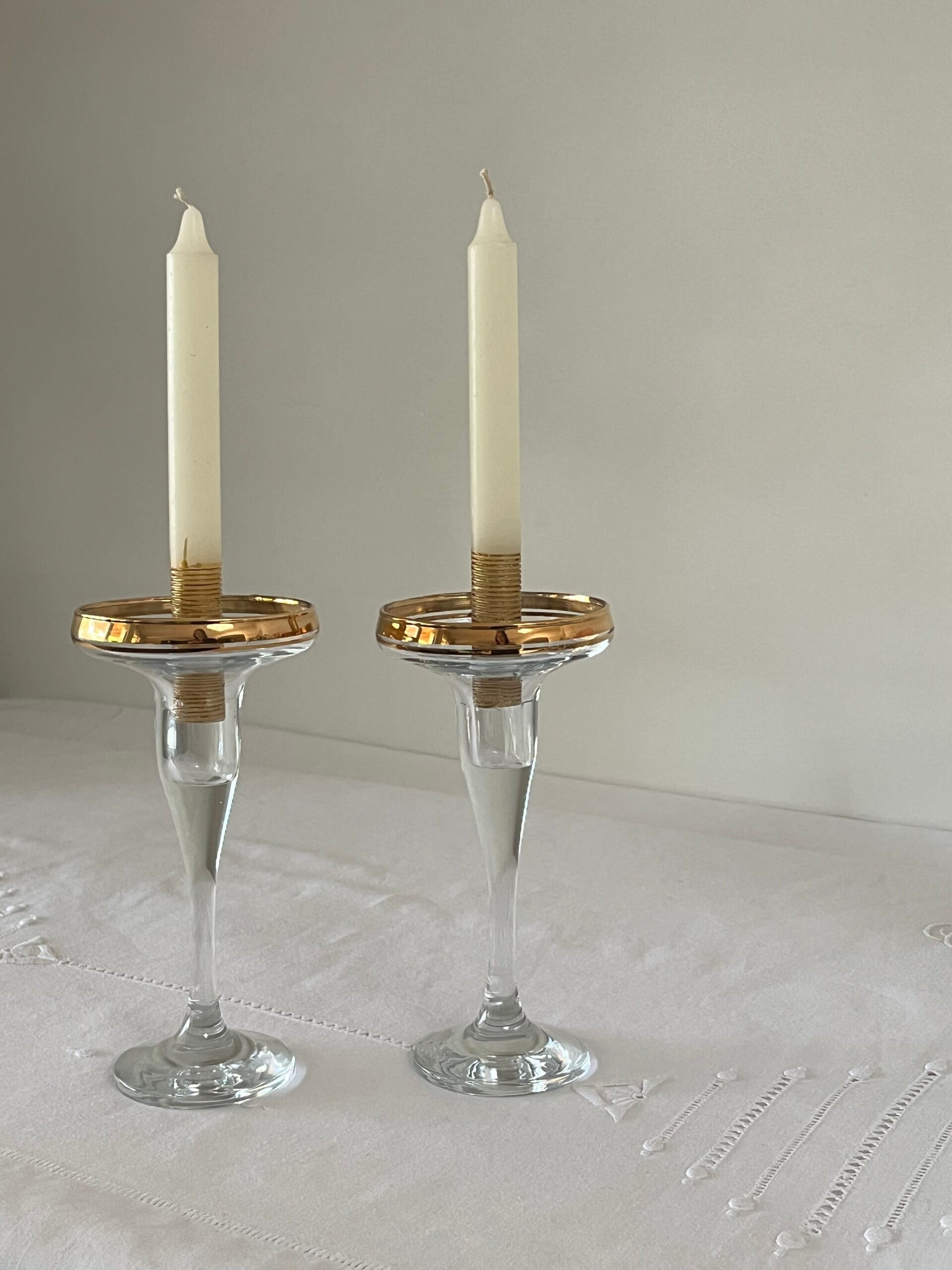 2 bougeoirs en verre et pourtours dorés