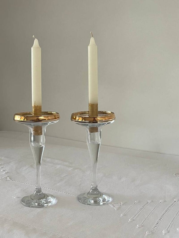 2 bougeoirs en verre et pourtours dorés