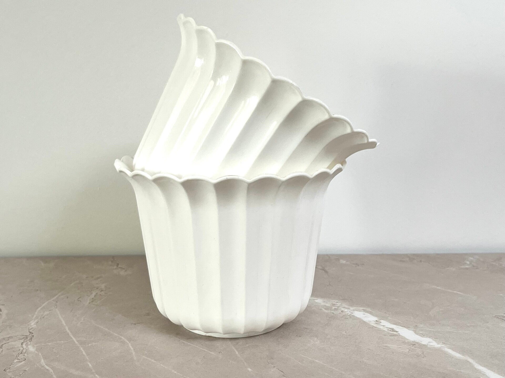 2 cache-pots blancs des années 70