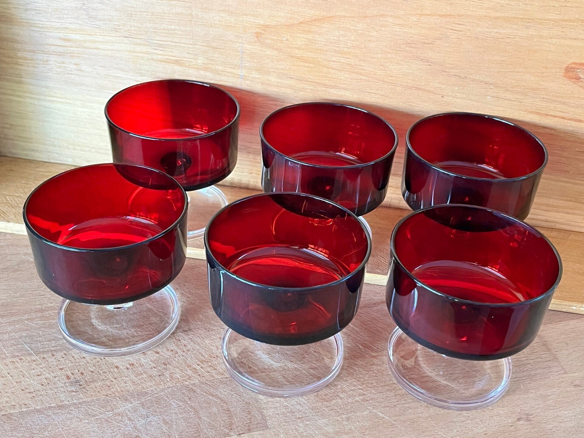 Coupes vintage rouges des années 70