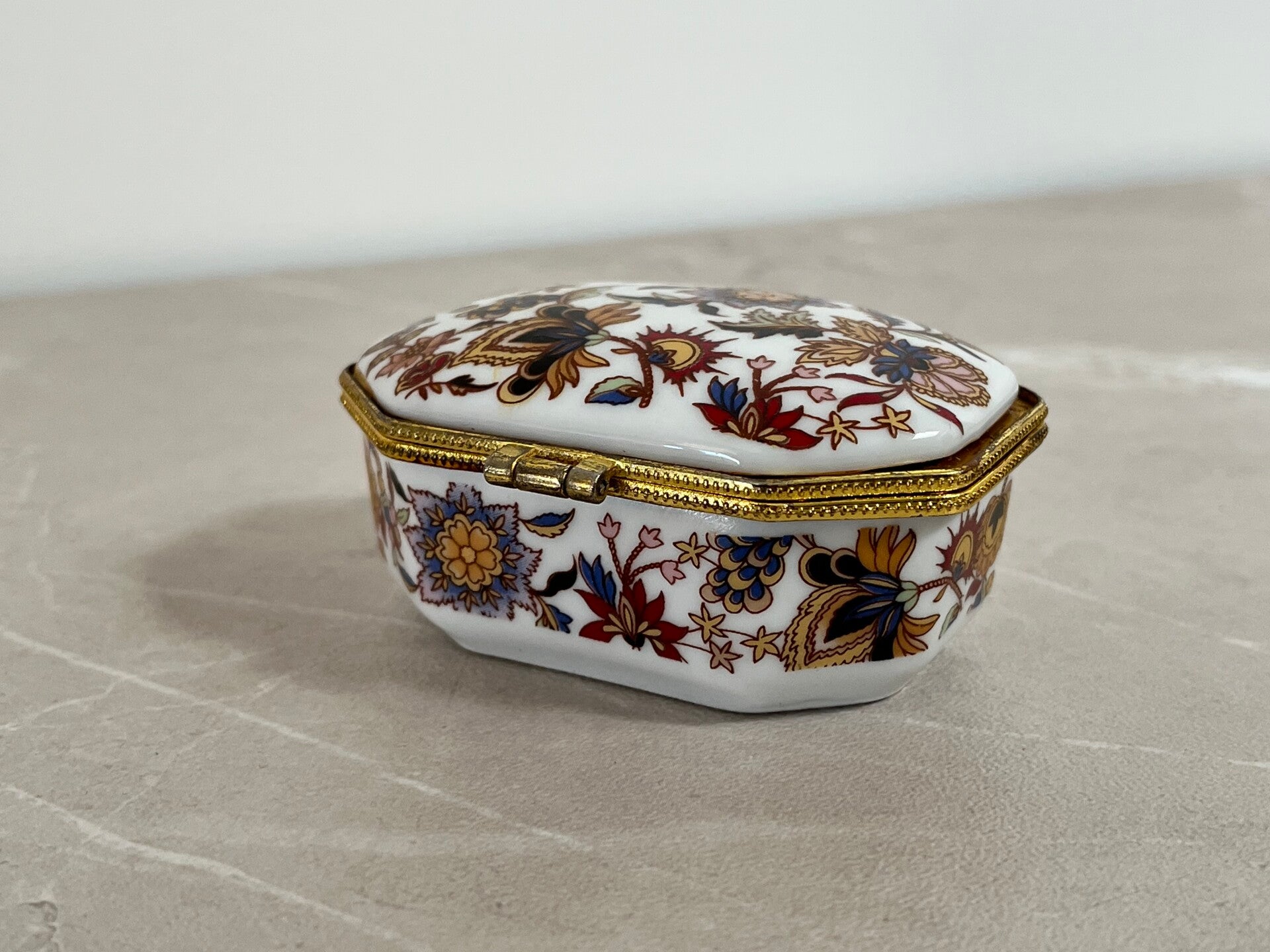 Boîte Pilulier en porcelaine vintage