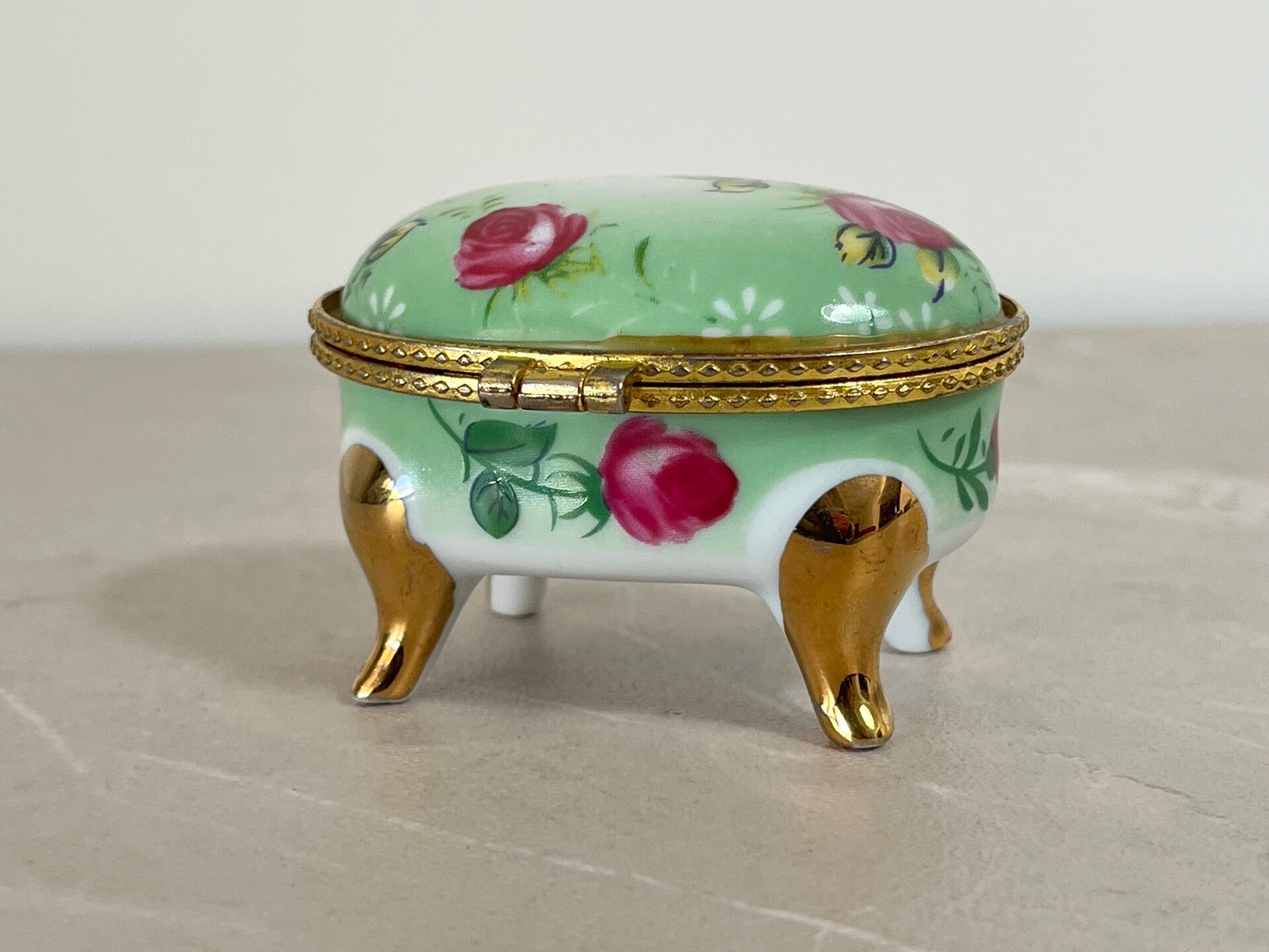 Boîte pilulier sur pied en porcelaine vintage