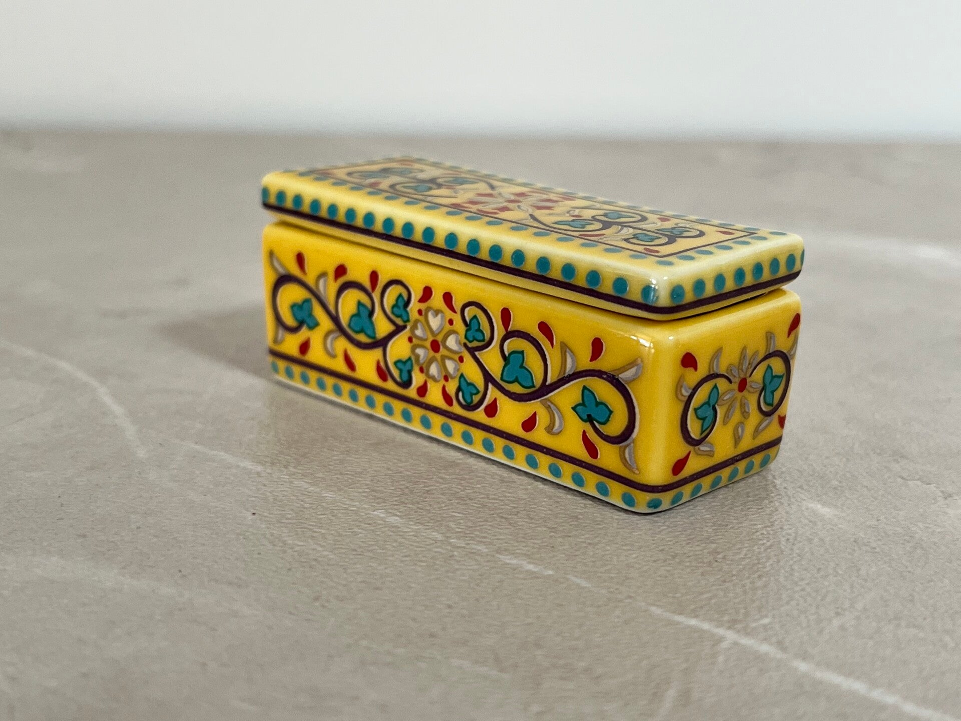 Boîte pilulier en porcelaine Del Prado vintage