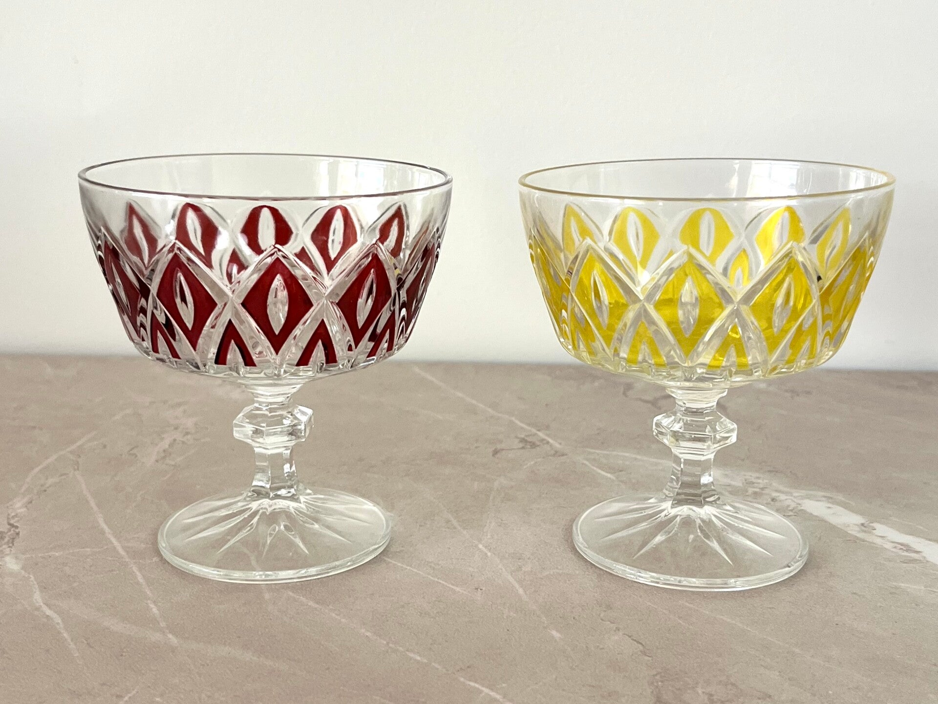 2 coupes en verre coloré