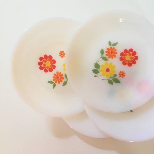 4 assiettes plates Arcopal "Flower Power"