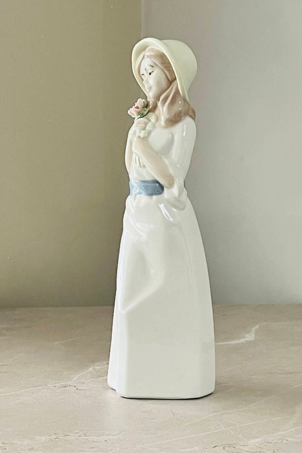 Figurine de jeune femme en porcelaine